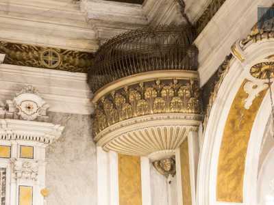 ...da qui hanno seguito messe e celebrazioni principi, sovrani e in tempi pi� recenti politici quali Aldo Moro